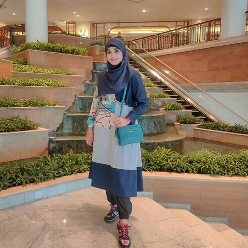 Gunakan Social Media secara BijakSeperti aku digunakan untuk yang berfaedah, walaupun belum sepenuhnya faedah untuk oranglain tetapi untuk diri sendiri dan keluargaku. Happy Weekend Top @casaelana Shoes @airwalk Bag @sophie.paris.id Hijab @elzattahijab #2020 #adobelightroom #tonekillers #preset #igotd #FullSpeedFlagship #DareToLeap #clozetteid