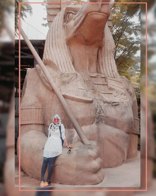 Throwback pas ke Singapore melipir ke Universal Studio Singapore,pas masuk pertama yang gue coba adalah Transformer. Setelah itu Aku coba  masuk The Mummy karena penasaran,pas masuk dan merasakan masyallah Aku nangis pas keluar dan mual hahaha. The Mummy permainan yang menurut gue gokil karena seperti halilintar tetapi dalam keadaan gelap (didalam ruangan).••#2020 #adobelightroom #tonekillers #preset #igotd #FullSpeedFlagship #DareToLeap #exploresingapore #farahsingaporetrip #farahsporetrip #farahsibolang #clozetteid