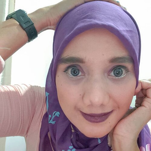 Multifungsi dari @id.oriflame bisa buat dipake lipstik, eyeshadow dan blush on. Kali ini aku pake warna Purple dan pengen besok lebih bereksplore lagi gambar diwajah. 
Kalo rias2 begini pekerjaan dirumah selesai hahaha dan kerjaan konten juga selesai kalo kagak kayak dikejar2 utang hahaha.
Selamat Hari Rabu semoga selalu diberikan rezeki lancar pada saat Pandemi ini. Aamiin
•
•
•
#face #beautyblogger #beautyinfluencer #makeup #oriflame 
#2020 #adobelightroom #tonekillers #preset #igotd #FullSpeedFlagship #DareToLeap #clozetteid 
#pk_rabuberkah