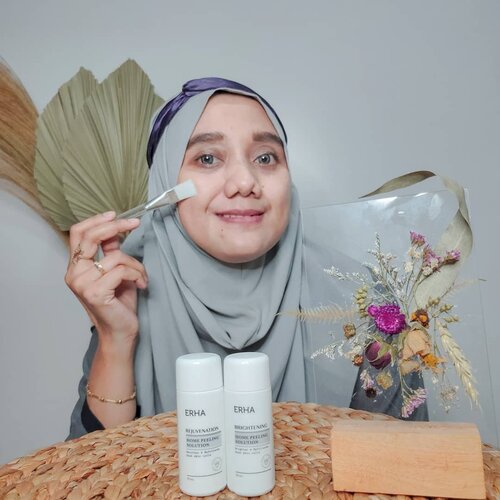 Walaupun aku dirumah aja tetap perawatan wajah nomor 1 karena aku tidak pengen keliatan kulit kusam dan kerut dibagian bawah mata. Aku menemukan perawatan wajah yang cocok dengan kulitku yaitu Rejuvenation Home Peeling Solution dari Erha yang bisa bikin aku tetap muda dirumah Aja. Kandungan Glycolic Acid (AHA)10% bantu kulitku menyamarkan harus halus dan kerutan. Setiap pembelian dapat 1 pouch cantik isi brush,headband dan cara pemakaian. Kalian juga bisa cek webnya di erha.co.id, bit.ly/startnewme, grabhealth atau halodoc untuk pemesanan. @erha.dermatology#EternalYouth #IamBetterWithERHA #ERHAClinic #clozetteid