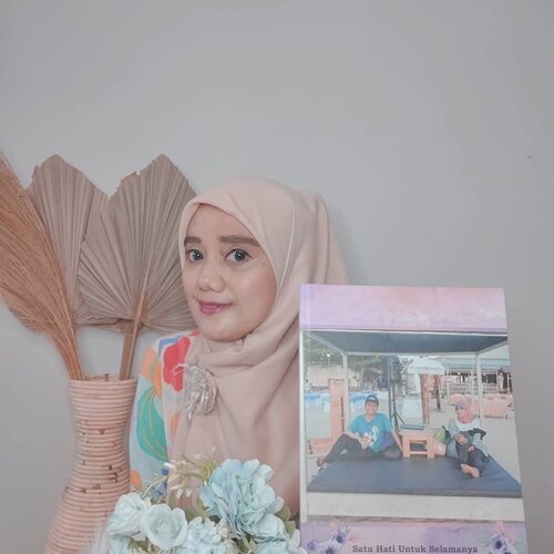 Aku yang hobby foto mulai dari OOTD sampai foto keluarga dan biasanya memori di HP full. Nah sekarang cetak lebih mudah dan simpel hanya lewat aplikasi dan kirim hasil foto kita. Setelah itu tunggu deh tinggal dikirim ke rumah hasil cetakan foto di @id.photobook. Hasil kertasnya bagus dan kece banget euy trus kemaren aku pesan kalender juga dan ada foto2 kita. Nanti aku review detailnya di blog yah bagaimana cara pesannya. ••#review #idphotobook #cefakfoto #clozetteid #GC29ThursdayLûvś #ilιkeყou