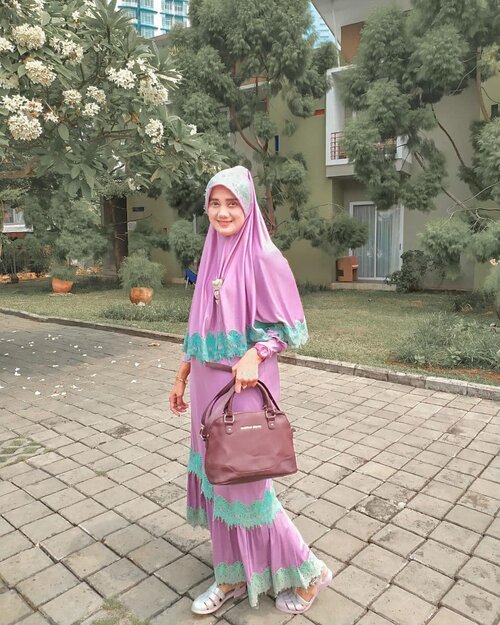 Purple Fashion tidak hanya membuat penampilan berbeda,tapi juga meningkatkan kepercayaan diri. Kalo fashion untuk umroh cocok ga sih begini? Apa Ada masukan yang lebih baik?•••#2020 #adobelightroom #tonekillers #preset #igotd #FullSpeedFlagship #DareToLeap #clozetteid