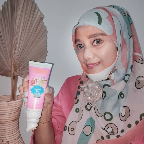 Hallo Bebs pas Pandemi ini aku selalu menggunakan masker dan kalo pake masker jadi jerawatan. Tenang aku kasih info solusinya nih.Solusinya aku menggunakan Azalea Gentle Facial Wash untuk membersihkan wajah dari makeup,bisa juga untuk menghilakan jerawat dari bikin mukaku jadi #AntiMaskne. Karena muka yang bersih akan membuat tidak nempel kotoran dan jerawatan dimuka. Azalea Gentle Facial Wash ini juga tersedia dalam dua varian. Ada Azalea Gentle Facial Wash Oil Control & Anti Acne serta Azalea Gentle Facial Wash Wonder Skin dan yang sekarang aku pakai adalah Facial Wash Oil Control dan Acne yang bisa untuk mengontrol minyak berlebih serta menghempaskan jerawat. Selain itu Brush Applicator ya bener-bener berguna banget buat bantu membersihkan wajahku kadang kalo aku kehabisan cleansing oil/micellar water aku langsung menghapus makeupku sekalian cuci muka dengan Azalea Gentle Facial Wash ini. Oia kalian bisa ikutan kuisnya #ANTIMASKNECHALLENGE karena kalian bisa dapatein hadiah uang tunai senilai 1 juta rupiah untuk 2 orang pemenang dan paket Azalea Brightening Series untuk 3 orang yang beruntung. Aku Aja udah ikutan kalo kalian? Yuk ikutan sekarang juga @cyntiayoga @vharanie @resicute @tatisuherman @anisa.dee @diahagustina65 #AntiMaskne #BYEBYEMASKNE #GLOWUPWITHAZALEA#azaleabeautyhijab #BeautyFromSunnah #azaleagentlefacialwash #clozetteid