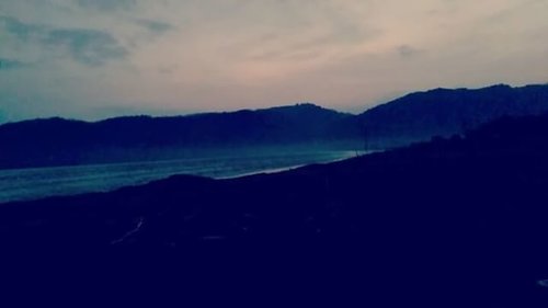 Menyongsong pagi di Pantai Palangpang, Geopark Ciletuh. .
.
Suasananya agak cloudy,  mending,  bawaannya woles banget.  What a good feeling... .
.
#holiday #beach #Indonesia #travelblogger #clozetteid #starclozetter #timelapse #instatravel #sukabumi #travel #beach🌊 #sunrise #morning #geoparkciletuh #geopark