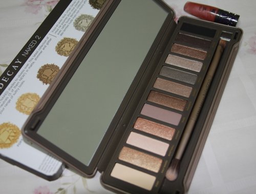 Who doesn't like this palette? the good thing is I will wear every color because everything just look so natural! good pigmentation, good texture, I never see a person who doesn't like this palette :D