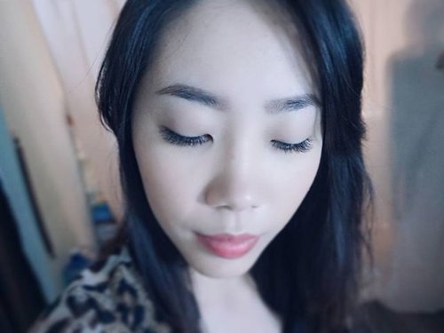 I've been getting lots of questions about my lashes extension, so here are some info about it!Q: Where did you do the lash extension?A: @blinkbeautyjkt (contact them directly for booking)Q: Which style did you get?A: I got 10 and 12 mixed, for center part I got longer ones to make my eyes appear rounder & biggerQ: How do you clean your makeup?A: Having lashes extension means I don't have to bother to do my eye makeup, my eyes look good on their own already 😜 However when I really need to, I'll remove the eye makeup gently with @bioderma_indonesia (or your favorite micellaire water)Q: Do they shed a lot?A: Since I don't rub my eyes a lot, they start to shed after a week. After 2-3 weeks, I lost 20-30% of the extensionQ: How long do they stay?A: Depends on how you treat your lashes. I'd say about three weeks. You need to get them touched up every 3-4 weeksQ: Does it hurt?A: For the application, I don't feel a thing. But when they shed, sometimes my real lashes also shed 😢 it hurts sometimes... But beauty is pain, my dear.I hope these answer your questions 😊#clozetteid #lashextensions #beautyappetitereviews