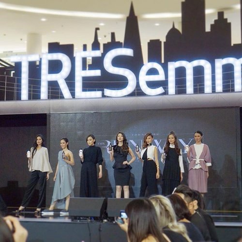 Attending the @tresemmeid Runway! And here are some of the 100 finalists with the gorgeous Tresemmé Ambassador @vaelovexia ❤️❤️ #runwayready#TRESemmeRunway#ClozetteID#TresemmeXClozetteID#TotallyAllout