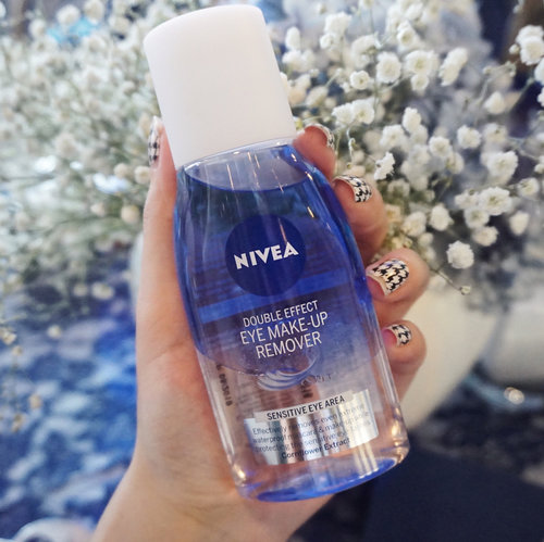 I've been using Nivea's micellar water for quite a while now, and I love it! So I'm super excited to try the newest member: Double Effect Eye Make-Up Remover 💙
.
Also did makeup challenge yesterday with these beautiful girls, it was such a bliss!
#fdxnivea #cleansedbynivea #clozetteid