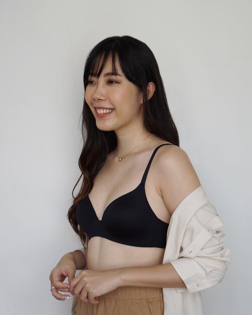 “It's all about comfort!”Itu filosofi aku kalau pilih innerwear, makanya aku lebih suka pakai bra tanpa kawat kayak 3D Hold Bra #UniqloIndonesia yang bisa kasih #RealSupport dan nyamaaaan banget dipakai sehari-hari#UniqloWomensInnerwear