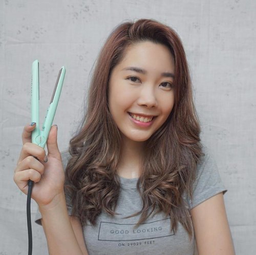 I've been curling my hair non-stop ever since I got this pocket mini flat iron from @vodana.It creates the perfect curl for my medium length hair! ❤️Shop now at hicharis.net/sijessie to get free gifts, 50% free shipping, and extra discount!...@charis_official #miniflatiron #chariscelebedition #marshmallowiron #charis #charisceleb #charisvodana #clozetteid #LYKEambassador