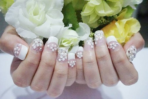 Chic nail art done by Yuli @tokyo_nail_collection 💅

They're having a promotion until 31 March! Pay for hand nail art and get free toe nail art 😉

#nailart #nailartclub #gelpolish #clozetteid