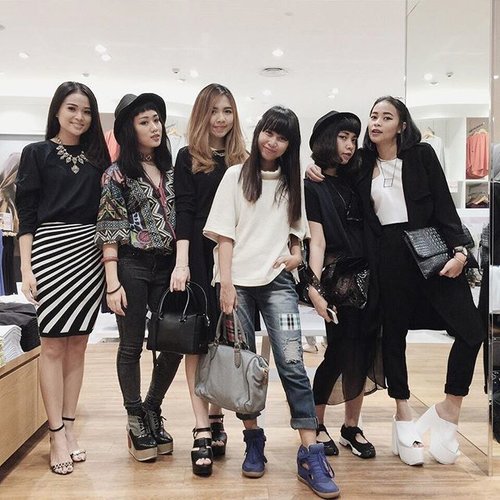 Reunited with these ladies at the launch of #UniqloXHanaTajima @uniqloindonesia. 
Taken by @henidestiani 
#fashionblogger #uniqlo #uniqloindonesia #HanaTajima #clozetteid