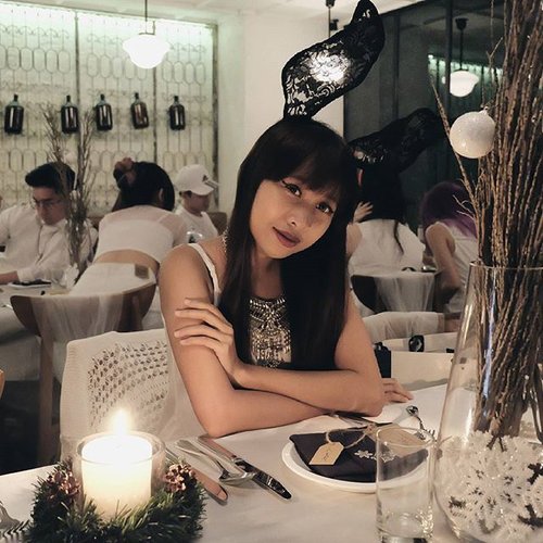#repost about yesterday. Christmas dinner with the darlings! *Thanks to :
- location 🍴 : @byletterd
- patisserie 🍰 : @dulcetpatisserie
- decor 🎄 : @ideecor

#friendshipNOTfame #fashionblogger #clozetteid #clozette #dinner #Christmas (shot by @atjilaynna)