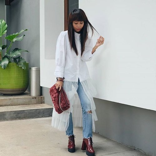 No, it isn't a wedding gown, it's a white shirt that beautifully created by @noom_nomi.

#ootd @noom_nomi shirt // @stradivarius clutch // @pullandbear ripped jeans // @lasenora_boutique boots (📷 : @sartob) #fashionblogger #streetstyle #clozette #clozetteid