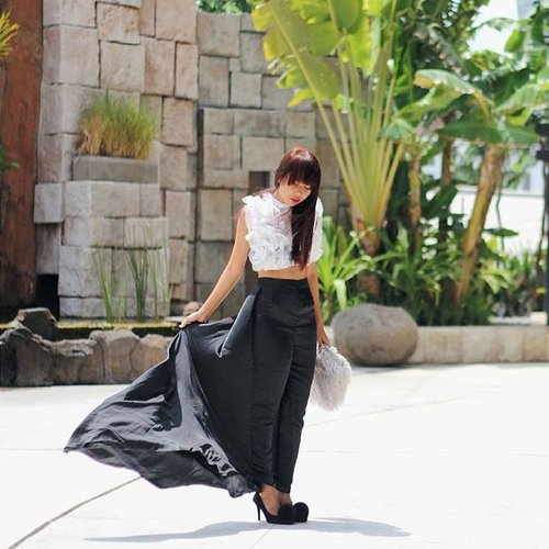 windy weather moment in #Bali!

#ootd was wearing @vindyfaizah top & pants // @newlookind fur clutch // @berrybenka heels (captured by @ariyanisukma)

#fashionblogger #streetstyle #clozette #clozetteid #tssuites #tssuitesbali