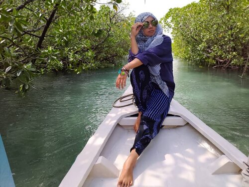 Minggu lalu saya berperahu dari Pulau Leebong melewati aliran air diantara hutan mangrovenya yang tebal menuju Pulau Pasir Burung yang terletak di sebelah barat Pulau Leebong.

Hutan mangrove yang rimbun, air yang jernih menampakkan ikan-ikan kecil berenang menunjukkan bahwa habitat alami dapat berkolaborasi dengan kehidupan masa kini dengan baik. Jika dirawat dengan asal-asalan, mana bisa saya berfoto dengan latar seindah ini?

Bravo @leebongisland

Pic by Mbak Katerina @travelerien

#trip #travel #traveler #travelog #ranselsaya #indonesia #freedom #travelgram #festival #bloggerloop #bloggerdaily #mangrove #bloggerstyle#follow #followme #traveltheworld #world #worlderlust #followmefollowyou #instagood #instamood #go #belitung #indonesia #balibaru #clozetteid