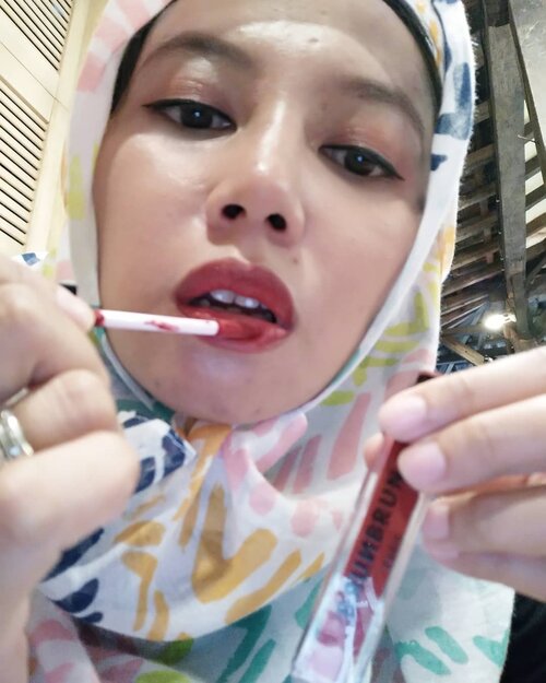 Sebelum berangkat bukber, dandan dulu...Mumpung dapet lipstick #brunbrun dari @fionatjo yang bisa dipakai untuk bibir, pipi dan mata, langsung deh di cobaTeksturnya yang ringan membuat kulit terasa terbebas dari rasa "penuh".Dulu saya mengaplikasikan teknik ini juga, menggunakan lipstick yang tekstur nya creamy karena lipstick matte pasti ngga cocok di kulit saya.. etapi anggapan semua lipstick matte pasti gak cocok dikulit saya seketika gugur oleh si lipstick matte brunbrun ini#lipstick #cosmetics #me #instadaily #makeup #bloggerloop #bloggerdaily #blogger #bloggerlife #ootdhijab #beauty #beautyreview #lip #red #followforfollowback #follow #followme #followmefollowyou #clozetteid