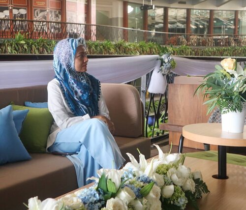 Salah Kostum#ThrowbackPercaya kalau saya salah kostum?But, hey.. kostum bukan segalanya, right? Salah kostum ga perlu bikin minder dan ga pede.Salah kostum saya pagi itu tetap terlihat manis kan diframenya @imawan_ Hahaha. Beruntung kalo ada Awan saat acara-acara gini, ketemu spot kece dan angle-angle cantik. Awan refleks mengarahkan. "Mbaaa, coba tangannya begini...mbaa..coba duduknya agak miring... coba menghadap ke sana..." Ga keberatan motoin plus transfer fotonya.Berkah buat Awan, sukses terus dan berlimpah rejeki. Terima kasih ya selalu mau direpotin :) #Clozetteid  #fashion #beauty #blogger #lifestyle #happylife