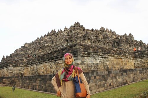 Beda point of viewPerempuan dan laki-laki itu biasanya memang beda sudut pandang. Dan ini juga yang suka memicu pertengkaran suami istri "Bund..bund, foto ini bagus nih,  upload gih" "Ahhh, foto-foto itu ga ada yang bagus" "Ada kog ini, lihat deh, pengambilan Candinya bagus" "Iya, tapi akunya jelek disituuuu 😭😭" "Ini ada kog yang bagus" "Ga, yang itu akunya cemberut" "Nah, yang ini juga bagus" "Gaaak, posenya ga pas" "Nah, yang ini nih, bagus banget kan"No komen ahhh.... #clozetteid #ClozetteID#Fashion #beauty #beautifullindonesia#wonderfullindonesia#travel #instatrip #instatravel