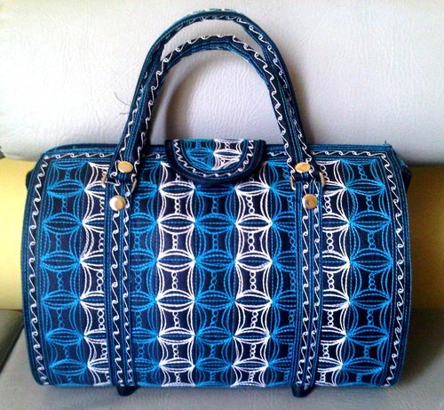 Bukan tas branded.. Hanya tas dengan motif khas Aceh yang dibeli dari pengrajin lokal demi membantu perekonomian para pengrajin lokal. Ukuran: 35 x 21 x 23 cm.