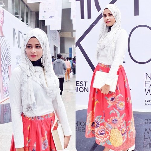 Today's outfit at #IFW2015 Opening Ceremony. I wore a simple white outfit & #batik. | "Batik Tulis Pekalongan" skirt from @batikkamaratih. Lovely skirt for a lovely day ! #OOTD #ClozetteID