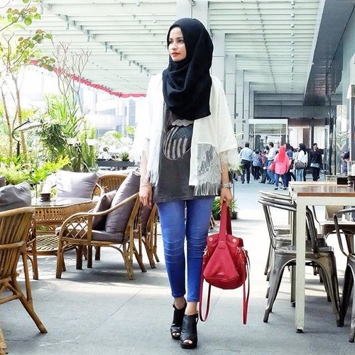 After exam. Time to crazy-chit-chat-time with my gurl @tasariputri.#OOTD #ClozetteID
