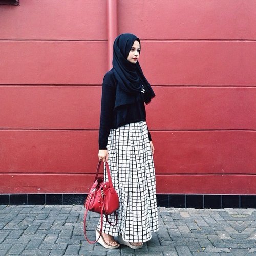Today's outfit. Simple is the new black. I wore @BULL.ID sweater & skirt. #BULLoutfit #OOTD #ClozetteID