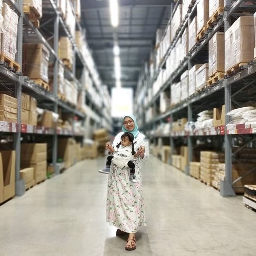 Kewajiban kalau ke @ikea_id, foto di lorong layanan mandiri 😄Yang tanya gendongannya dari @babyktanid, posisinya bisa buat hadap depan, jadi tenang aja ngajak Calla lihat-lihat luasnya IKEA....#IKEA #ShareYourLove #ikeaindonesia #clozetteID