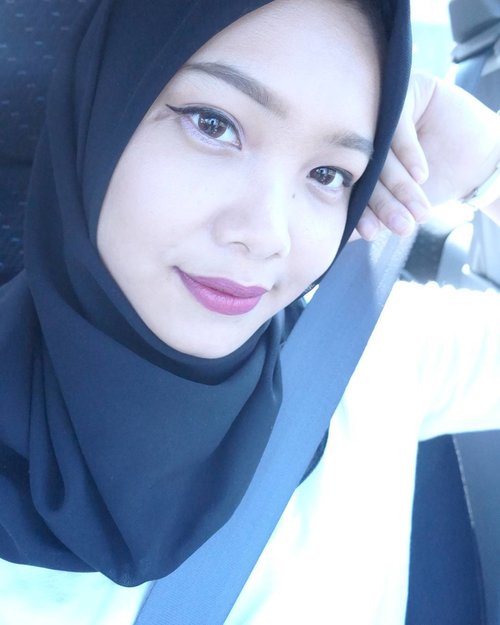 My version of #WingOnTheGo by #MaybellineIndonesia. Ternyata bold lips & eyeliner wing cocok juga dipakai bersamaan 😘
.
.
.
.
.
#eyelinerwing #dailylife #selfieincar #clozetteid #todaymood