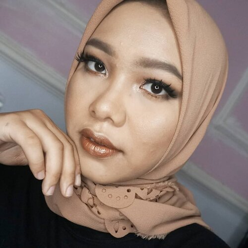 Udah lama gak mainan makeup, iseng bikin makeup dengan nuansa gold brown gini. Btw, aku baru bikin akun Instagram khusus rias dan mahar @riasmaharbyconietta jangan lupa di follow ya, makacihh 😘😘😘....#ConiettaCimund #makeupbyconietta #jasaMUA #MuaIndramayu #riasindramayu #clozetteid #fdbeauty #setterspace #beautisquad #indobeautysquad #randomtalk