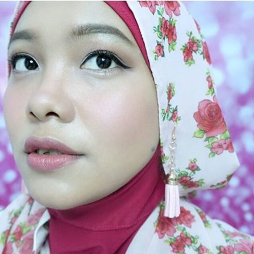 Biasanya bikin aksesoris hijab sendiri, tapi punya anting tassel ini hasil beli karena harganya cuma 10rebu 😝😝😝
.
.
.
.
.
.
.
.
.
#dailylife #tassels #tasselearrings #hijabasia #pink #makeup #beautybloggerid #indonesianbeautyblogger #clozetteid