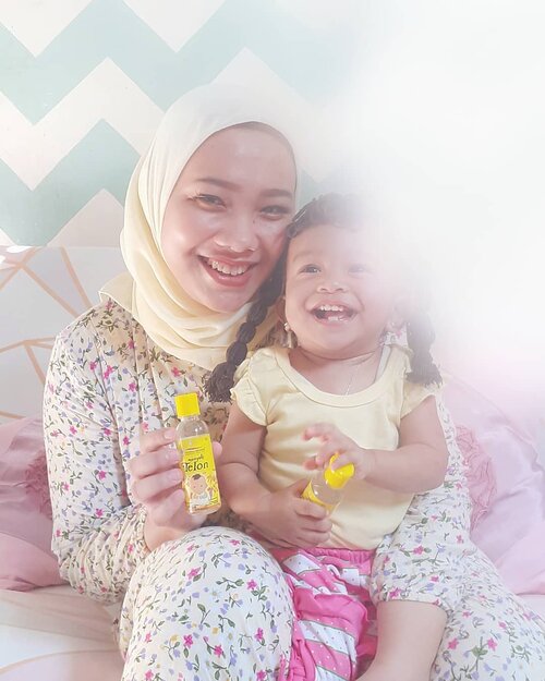 Masih inget banget setiap diajak nengok bayi, pasti selalu tercium aroma yang khas. Kalau aku bilang "aroma bayi" banget. Ternyata aroma enak itu berasal dari minyak telon yang biasa digunakan untuk menghangatkan tubuh bayi. Dan yang aku lihat ternyata aroma enak itu dari Minyak Telon Nyonya Meneer.Bertahun-tahun kemudian, saat mulai hamil Calla, akupun persiapan perlengkapan bayi, salah satunya minyak telon. Waktu itu sedih banget karena minyak telon Nyonya Meneer udah gak ada di pasaran. Ternyata di tahun 2020 ini, Nyonya Meneer hadir kembali. Dengan aroma dan kehangatannya yang khas. Hanya berbeda pada kemasannya saja yang sekarang terlihat lebih modern. Yuk yang kangen kehangatan minyak telon Nyonya Meneer, sekarang bisa didapatkan di toko perlengkapan bayi di daerah kalian 🤗@nyonyameneer.official...#MinyakTelonNyonyaMeneer #CallaLilyPermata #dailylife #clozetteid