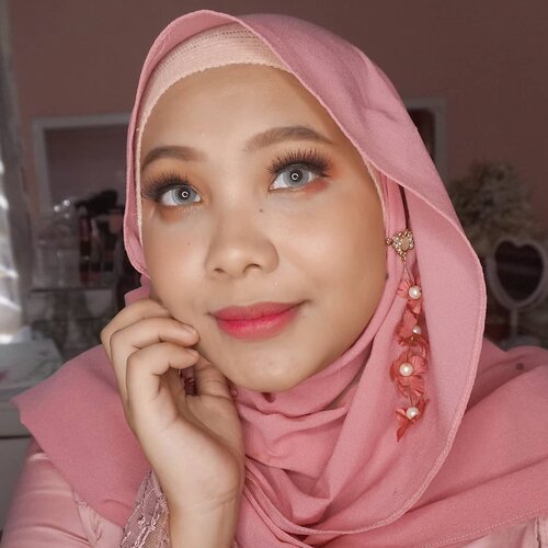 Akhirnya setelah sekian lama makeup ke kondangan l, itupun cuma 10 menit, eyeshadow cukup pakai 1 warna+glitter, udah gak ada lagi tuh namanya blending-blending keburu Calla rewel. ....#coniettadaily #clozetteID #randomtalk #breastfeedingmom