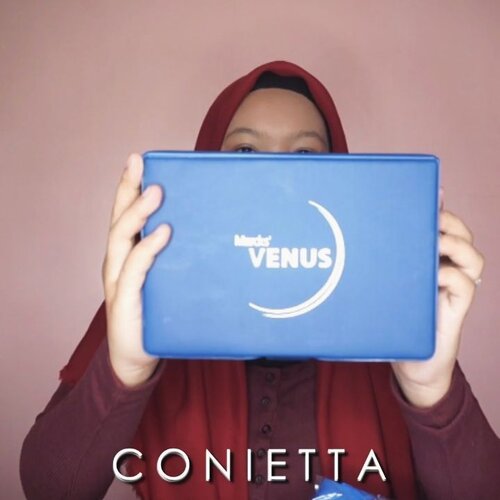 Baru pertama kali nyobain produk makeup by @venuscosmeticind dan kaget ternyata lumayan oke lho! Oh ya aku dapat makeup kit ini dari hasil ikutan lomba MUA se Cirebon dan sekitarnya. Produk yang aku pakai :- Venus Cosmetics makeup kit- Venus Cosmetics Eyeliner Pencil- Venus Cosmetics Eyebrow Pencil #brown- Venus Cosmetics Ultimate Curl Mascara- Venus Cosmetics Soft Matte Lipcream 08 MysceliaHijabnya diakhir agak berantakan, karena baby Calla udah manggil-manggil mamahnya 😆#TutorialbyConietta #Coniettadaily #clozetteID #tutorialmakeup #venusCosmetics #redmakeup