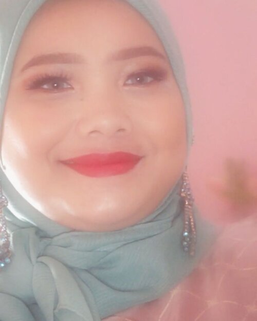 Salah angle kamera jadi kelihatan cempluk banget 😂Tetiba ngabuburit tadi sore pengen mainan makeup, jadilah #wipeitdownchallenge ala-ala ini~...#clozetteid #tiktokchallenge #randomtalk #hijabstyle