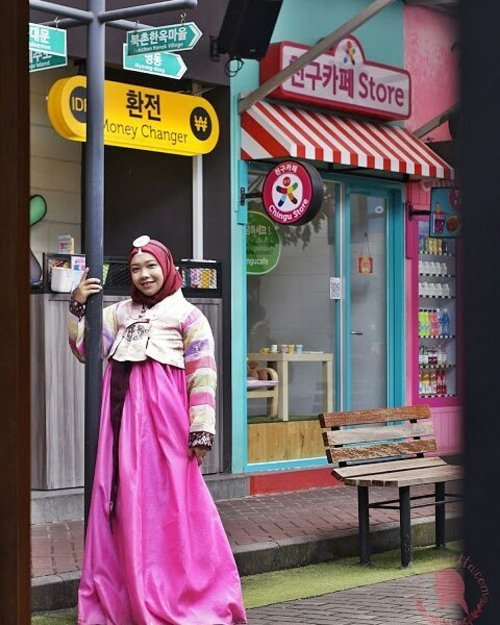 Conietta ke Seoul yee 🇰🇷🇰🇷🇰🇷 Gak deng, ini baru ke "mini Seoul" yang ada di Bandung. Namanya Chingu cafe yang didalamnya ada Chagiya Korean Suki & BBQ yang disetting kayak lagi di Dongdaemun street. Yang mau baca-baca ceritanya langsung aja ke http://bit.ly/ChinguCafeBandung Psst jangan kaget di foto terakhir kita kayak kembar siam yang sama-sama lebar badannya hahaha#ConiettaCimund #dailylife #ChinguCafe #shortgetaway #randomtalks #clozetteid #beautybloggerid #Hanbok #koreanhanbok