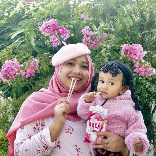 🌸Segitu cintanya aku sama bunga pink asal Jepang yaitu Sakura. Berhubung belum bisa melihat langsung bunga sakura, jadi aku sengaja menanam tanaman yang berbunga mirip sakura didepan rumahku. Apalagi sambil makan @pockyid Limited Edition rasa Sakura, kebayang deh berasa gelar tatami di bawah pohon sakura. Yuk ikutan juga #PockyBerasaDiJepang 🌸...#PockySakura #pockychallenge #clozetteid #sakura