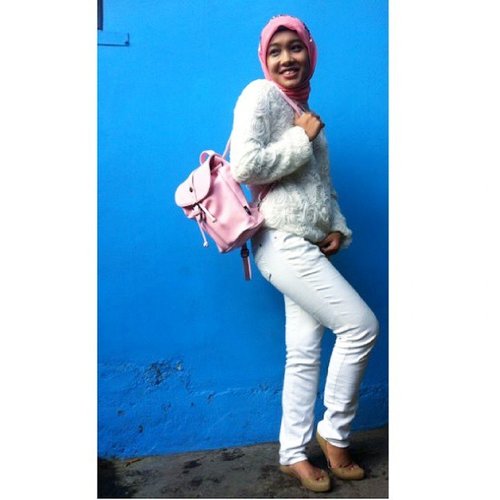 feeling so blue#ootd #dailylife #hijabmakeup #clozetteid #3drosessweater #whitejeans #pinkbackpack
