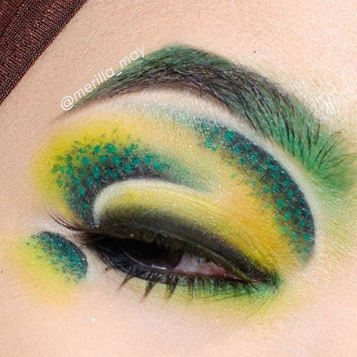 Another shot from today's #eotd. What do you think inspire this look? My husband said this look a bit like dragon. I honestly don't think of anything while creating this one, just empty my mind and go where my brush wants to. 😄😄💄🎨 Using @coastalscents creative me palette 1, @jeffreestarcosmetics Mistletoe, @urbandecaycosmetics glide on eye pencil in Mars & Perversion, @loraccosmetics pro eyeshadow White & Deep purple, @lavielash Pixie. Have a nice Sunday everyone!! 💋

#merilla_may #looxperiments #clozetteid #jeffreestar #jeffreestarcosmetics #velourliquidlipstick #mistletoe #makeupmouse #wakeupandmakeup #makeupfanatic1 #lavieoftheday #eyeart #makeup