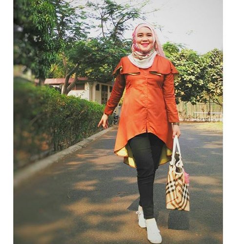 This weekend is almost over, let's make the best of it. I'm wearing #hanatop by @rjbyroswitha #upcomingcollections #myrosylook #rjbyroswitha #rjladies #clozetteid #clozetters #ootdhijabindo #chichijab #hijabfashion