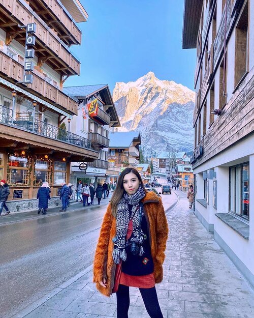 Bad hair day?? Don’t care 🤷🏻‍♀️🤷🏻‍♀️ That view is amazing and I don’t want to miss it.... #WhenInSwitzerland🇨🇭
•
•
•
•
#igtravel #travelgram #traveladdict #travelinglady #iamtb #winteroutfit #wintertrip #europetravel #grindelwald #mountains #visitswitzerland #switzerland_vacations #likes #follow #blogger #travelblogger #wanderlust #girlpowertravel #StellangelitaInEurope #StellangelitaInSwitzerland #ClozetteID