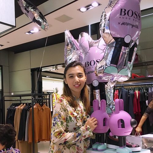 Found something cute at @boss , and couldn’t hold myself to not take picture with it 💜 #BossXJeremyVille .
.
.
.
.
#instaphoto #iglife #potd #boss #hugoboss #sydney #sydneylife #summeroutfit #wiwt #ootd #style #outfit #fashion #igfashion #ClozetteID #likes #follow #blogger #fashionblog #StellangelitaInOz