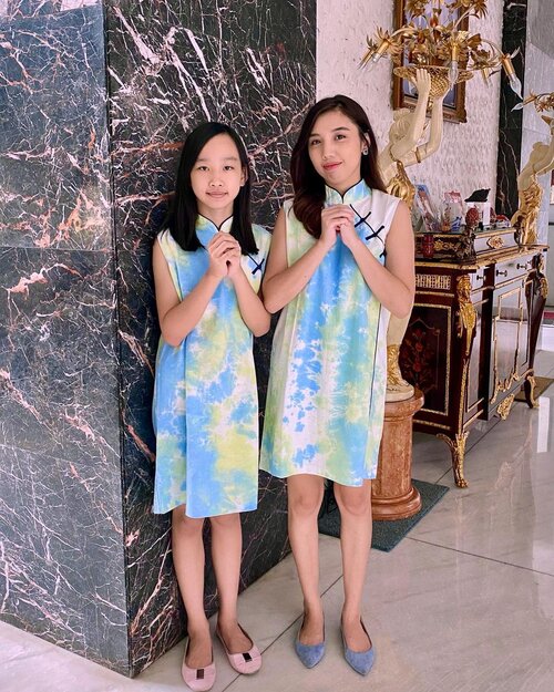 Happy Chinese New Year everyone... Gong Xi Fa Cai...
.
.
Since @aureliagriseldaw has grown up and she no longer wore children’s clothes, so this year we wear the same dress from @3mongkis 💙💚
.
.
.
.
#imlek2021 #chinesenewyear #yearofox #cny2021 #cnydress #cnyootd #cheongsam #3mongkis #ootdindo #likes #follow #fashion #blog #blogger #ClozetteID