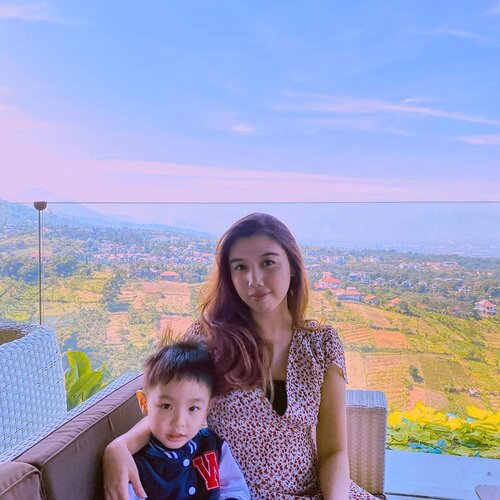 Lunch surrounded by nature at @skylinebestviewresto ••Not just the lovely ambience and the nice weather, but their food also delicious 😋 I could sit for hours at this place and enjoying the view. This restaurant is such a perfect place to go when you get bored with city life. Must visit when you’re in Bandung✅....#igphoto #sundaypost #sundayvibes #momandson #WinstonGW #backtonature #skyline #cafebandung #skylinebestviewresto #bandungexplore #dagopakar #lunchwithaview #likes #blogger #ClozetteID