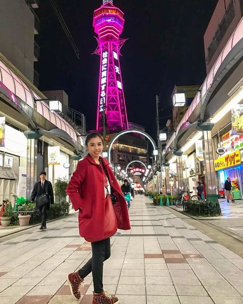 Night stroll >>> exploring another part of Osaka : Osaka Shinsekai - Tsutenkaku .
.
This area located around 1 stop by train (look for Ebisucho station) from the famous Namba area. I felt curious about this area, which known as a good place to eat kushikatsu 🍢 Well, there’s no regret for me to visiting this area at the chilly night because I could find a lot of tasty food. #wheninjapan
.
.
.
.
.
#instaphoto #instatravel #igtravel #travelgram #traveladdict #travelinglady #iamtb #japantrip #visitjapan #japantravel #jntoid #exploreosaka #osakashinsekai #tsutenkaku #osakaatnight #likes #follow #blogger #travelblogger #fashionblog #traveloutfit #lookbook #redcoat #louboutinsneakers #ClozetteID #StellangelitaInJapan