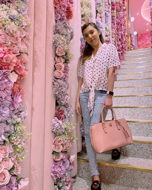 I’m addicted with beautiful (pink) places, and @pinkmamma_id have it 💕
•
•
Top : @thisisapril_ 
Pants : @hellolilo •
•
#pinkaddict #pinkroom #pinkfeed #beautifulplaces #flowerstagram #pinkmamma #pik #cafe #jktgo #fashionblog #fashioninspo #potd #ootd #polkadots #polkadotstyle #toryburchbags #likes #follow #blogger #fashionblogger #ClozetteID
