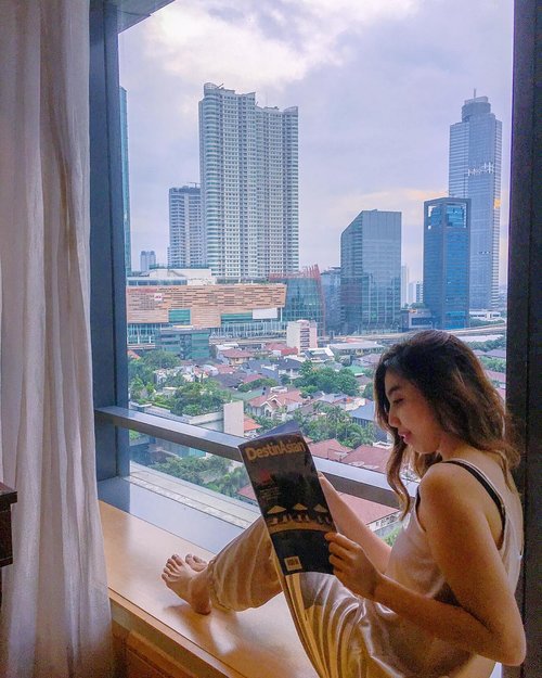 Just woke up and start looking for the next destination 🗺 #lifewelltravelled .
.
Note : I’m wearing a very comfy PJ from @ciel_sleepwear .
.
.
.
.
#instaphoto #iglife #traveladdict #traveller #travellife #destinasian #staycation #TheRitzCarlton #TheRitzCarltonJakarta #JKTgo #JKTourism #enjoylife #morningreading #likes #follow #lifestyle #blogger #travelblogger #travelinglady #ClozetteID