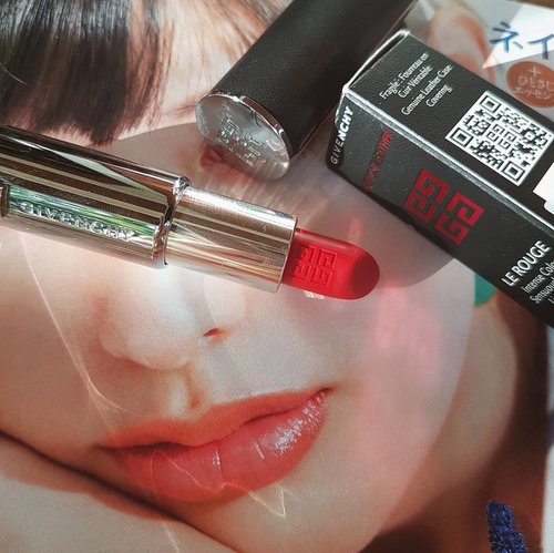 Modern day weapon I guess. Introducing you my recent go-to Red.
#givenchy #givenchybeauty #lipstick #redlipstick #redlipstickday #lipstickeverywhere #makeup #makeupoftheday #makeuplover #makeupaddict #makeupjunkie #makeups #beauty #beautyaddict #beautyjunkie #makeuphaul #motd #fdbeauty #clozette #clozetteid #clozettedaily #instabeauty #beautygram #lipsticks #sephora