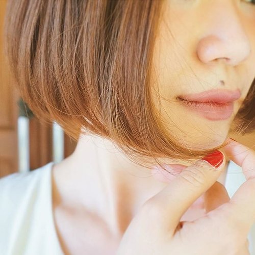 My shortest in years. Chin length showing neckline.One Peace by Hisato, Lippo Mall, Kemang Village, Jakarta.#hair #hairstyle #haircut #fdbeauty #femaledaily #femaledailynetwork #faceoftheday #halfface #fotd #clozetteco #clozetteid #clozette #rednails #nails #vsco #vscocam #vscogood #vscolove #profile #photo #selfportrait #goodhairday #happy #weekend
