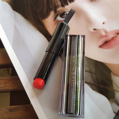 Awrange awkayyy. Givenchy's Orange Magnetique 😘 for Friday lips.
#givenchy #givenchybeauty #orangelipstick #redlips #lipsoftheday #redlipstick #lipstick #lipstickaddict #makeup #makeupaddict #makeupjunkie #beautyaddict #beautyjunkie #beauty #beautygram #igbeauty #instabeauty #fdbeauty #motd #clozettedaily #clozette #clozetteid #lipstickoftheday #makeupoftheday #sephora